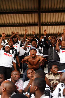 Le « Robot » mascotte des « 100 pour 100 », du club de supporters du Stade du TP Mazembe, en 2016. © Pierre Boisselet pour JA