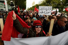 Des Tunisiens manifestent à Tunis le 8 janvier 2017 contre un éventuel retour au pays des jihadistes, qui représenterait selon eux une « grande menace » pour la sécurité nationale. © AFP