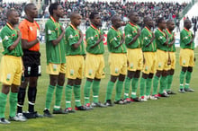 L’équipe du Zimbabwe pose avant le match face au Cameroun lors de la CAN, le 29 janvier 2004 à Sfax (Tunisie). © AFP