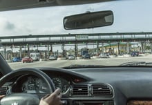 Péage d’autoroute à l’entrée du pont Henri Konan Bédié (aussi nommé troisième pont d’Abidjan). Abidjan, Côte d’Ivoire. Mars 2016 © Jacques Torregano pour JA