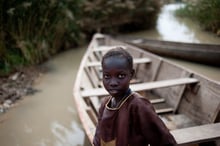 La construction pourrait développer davantage les activités de commerce transfrontalier et de pêche, des populations des deux villes riveraines.Image d’archive à Rosso le 11 décembre 2010. © Photo de Émilie Régnier pour Jeune Afrique