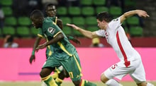 Le Sénégalais Papa Alioune Ndiaye (g.), lors du match face à la Tunisie, lors de la CAN au Gabon, le 15 janvier. © KHALED DESOUKI / AFP