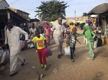 Des Gambiens prennent le ferry pour le Sénégal à Banjul le 17 janvier 2017. © AP/SIPA