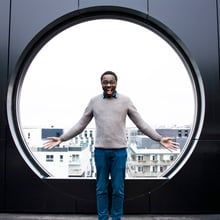 Installé à Paris, l’ingénieur rêve à long terme d’entreprendre au Bénin. © Frédérique Jouval/JA