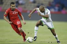 Le Tunisien Sliti Naim aux prises avec l’Algérien Youcine Brahimi, jeudi 20 janvier en match de la CAN 2017 au Gabon. © Sunday Alamba/AP/SIPA