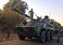 Un convoi de militaires sénégalais de la Cedeao près de Karang, à la frontière entre la Gambie et le Sénégal, jeudi 19 janvier 2017. © Sylvain Cherkaoui/AP/SIPA