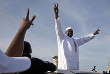 Le président de la Gambie Adama Barrow à son arrivée à l’aéroport de Banjul le 26 janvier 2017. © Jerome Delay/AP/SIPA