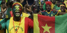 Des supporters du Sénégal et du Cameroun, lors de la CAN 2017 au Gabon. © AP/SIPA