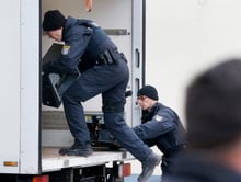 Des policiers allemands lors du vaste coup de filet antiterroriste organisé dans plusieurs villes près de Francfort le 1er février 2017. © Michael Probst/AP/SIPA