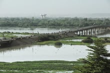 Pont sur le fleuve Niger à Niamey, au Niger. © Vincent Fournier/JA