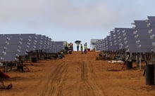 Dans un parc photovoltaïque, en Afrique du Sud, en mars 2016 (photo d’illustration). © Schalk van Zuydam/AP/SIPA