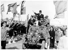 Le 1er juin 1955, après la proclamation de l’autonomie interne de la Tunisie, c’est le retour triomphal à Tunis de Bourguiba dans la jeep. Il est escorté par les compagnons qui menaient avec lui la lutte pour l’Indépendance. © Archives Jeune Afrique