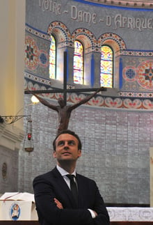 Le candidat Emmanuel Macron visite la basilique Notre Dame d’Afrique à Alger, le 14 février 2017 © Anis Belghoul/AP/SIPA