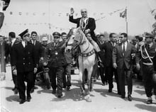 Retour triomphal de Habib Bourguiba, à cheval dans les rues de Tunis, le 1er juin 1955. © Habib Osman/CC/Wikimedia Commons