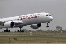 Un Airbus A350 de la compagnie Ethiopian Airlines atterrit sur la piste tout juste refaite de l’aéroport d’Abuja, le 18 avril 2017. © Sunday Aghaeze/AP/SIPA