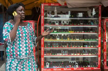 Une femme vend des téléphone portables à Cotonou, au Bénin, le 24 février 2016. © Gwenn Dubourthoumieu pour J.A.