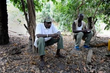 César Atoute Badiate (Sénégal), chef d’état-major de la branche armée du maquis (Attika) du MFDC (Mouvement des forces démocratiques de Casamance) et son bras droit Rambo. © Émilie Régnier pour Jeune Afrique