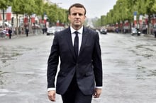 Emmanuel Macron, se rend sur la tombe du soldat inconnu peu après son investiture en tant que nouveau Président de la République, le 14 mai. © Alain Jocard/AP/SIPA