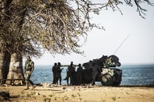 Des troupes sénégalaises de la Micega à Barra, en Gambie, en janvier 2017. © Sylvain Cherkaoui pour JA