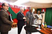 Le Burkinabè Paul Kaba Thieba (au centre), avec, notamment, Pierre-René Lemas, le directeur général de la CDC, le 4 avril. © AFD