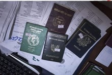 Plusieurs passeports africains (photo d’illustration) © Manu Brabo/AP/Sipa