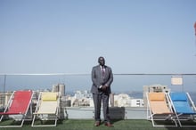 Sur le toit-terrasse du Fleur de Lys du Plateau, à Dakar, le 14 juin. © Ricci SHRYOCK pour JA