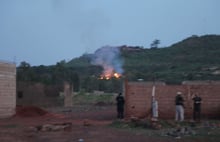 Un bâtiment en flammes près de l’une des piscines du campement Kangaba, cible d’une attaque terroriste ce dimanche 18 juin. © Baba Ahmed/AP/SIPA