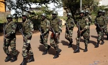 Des soldats maliens près de l’hôtel Radisson Blu de Bamako, le 20 novembre 2015 (photo d’illustration). © Jerome Delay/AP/SIPA