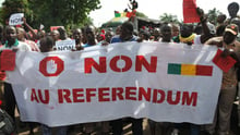 Plusieurs milliers de personnes lors de la manifestation du 17 juin 2017 à Bamako contre le référendum sur le projet de révision de la Constitution. © Habibou KOUYATE / AFP