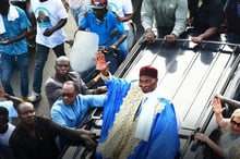 L’ex-chef de l’État Abdoulaye Wade acclamé par la foule à son arrivée à Dakar, le 10 juillet. © VN/EAHOUNOU/AID pour JA