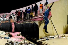 Des spectateurs d’un match de football au stade de Demba-Diop de Dakar, où un mur s’est affaissé, le 15 juillet 2017 au Sénégal. © Seyllou/AFP