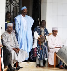 Baba Danpullo (en bleu), chez lui au Cameroun. © NICOLAS EYIDI