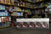 Des paquets de cigarettes portant un des nouveaux avertissements sanitaires, « Fumer cause une mort lente et douloureuse », le 26 août 2017 à Dakar. © AFP