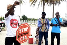 Manifestation contre le franc CFA à Dakar le 16 septembre 2017. © AFP / Seyllou