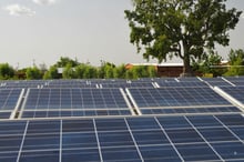 Panneaux solaires dans la ville de Koudougou, Burkina Faso. © Renaud VAN DER MEEREN/JA