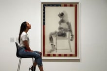 Une femme pose devant une oeuvre de David Hammons, « Injustice Case », lors de l’exposition Soul Of a Nation à Londres, en juillet 2017. © Frank Augstein/AP/SIPA