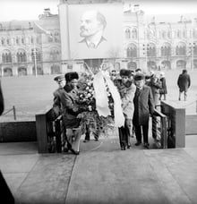 Révolutionnaires angolais du MPLA déposant une gerbe au mausoléede Lénine lorsdu XXVe congrèsdu PCUS, en 1976. © RIA Novosti/AFP