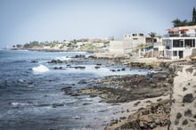 Aux Almadies, les restaurants se multiplient face à la mer, et la plage perd du terrain. © Sylvain Cherkaoui/Cosmos pour JA