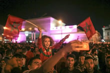 Des supporteurs marocains célèbrent la qualification de leur équipe nationale pour les Coupe du monde de football de 2018, le 11 novembre 2017 à Rabat, la capitale. © AP/Sipa/Mosa’ab Elshamy