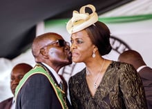 Robert Mugabe avec son épouse lors du 37e anniversaire de l’indépendance du pays, le 18 avril 2017. © Jekesai NJIKIZANA/AFP