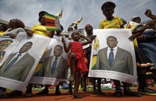 Des sympathisants défilent tenant des affiches du président Emmerson Mnangagwa, lors de son inauguration dans la capitale Harare, au Zimbabwe, le 24 novembre 2017. © Ben Curtis/AP/SIPA