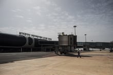 Sur le tarmac de l’aéroport international Blaise Diagne (AIBD). © Sylvain Cherkaoui/Cosmos pour Jeune Afrique