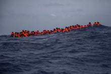 Des migrants partis des côtes libyennes attendent d’être secourus par l’ONG espagnol Proactiva Open Arms en mer Méditerranée, le 12 septembre 2017 (photo d’illustration). © Santi Palacios/AP/SIPA