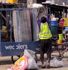 Depuis cinq ans, un nouvel engin traverse les quartiers populaires de Lagos pour collecter des ordures. © Capture d’écran J.A.