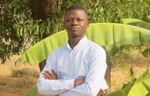 Crépin, 20 ans, fait des études de droit au Togo, tout en rêvant d’une formation en informatique en France. © D.R.