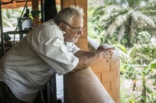 Haidar El Ali chez lui, près de Ziguinchor, en Casamance, en mai 2015. © Sylvain Cherkaoui pour Jeune Afrique