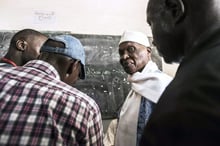 Abdoulaye Wade dans un bureau de vote de Dakar lors des élections législatives, en juillet 2017. © Xaume Olleros/Bloomberg via Getty Images