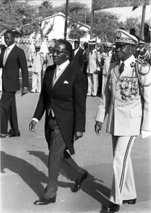 L. S. Senghor et Dawda Jawara, 02/04/1980,Dakar,Sénégal. © Le président de la République du Sénégal, Léopold Sédar Senghor et Dawda Jawara, président de la République de Gambie, assistent aux cérémonies du vingtiéme anniversaire de l’Indépendance du Sénégal, Boulevard du Général de Gaulle, Dakar, 8 Avril 1980.