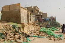 Des habitations détruites par l’élévation du niveau de la mer dans la commune de Saint-Louis. © Souleymane Niang