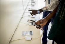 Dans une boutique de téléphonie, à Dakar, 29 mai 2015 (image d’illustration). © Sylvain Cherkaoui pour JA